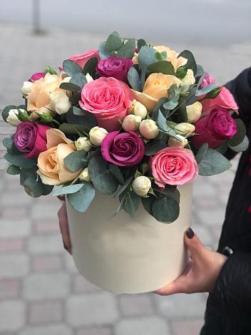 Цветочная композиция из Розы в шляпной коробке в Одинцово