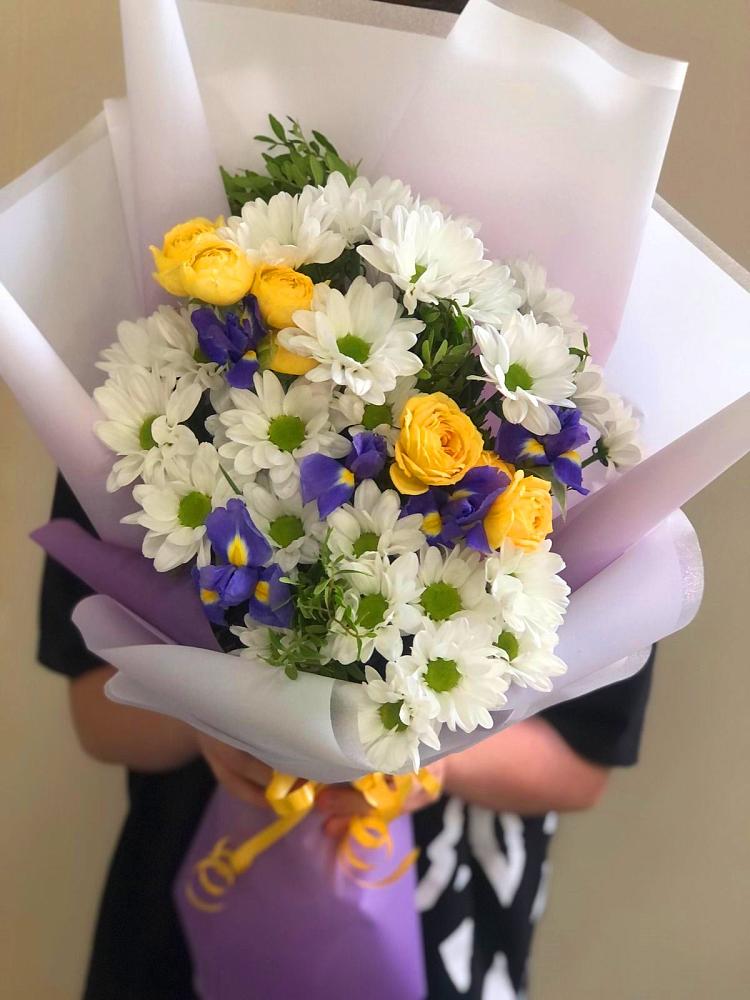 Букет цветов из: Ирисы, Хризантемы и Розы в Одинцово