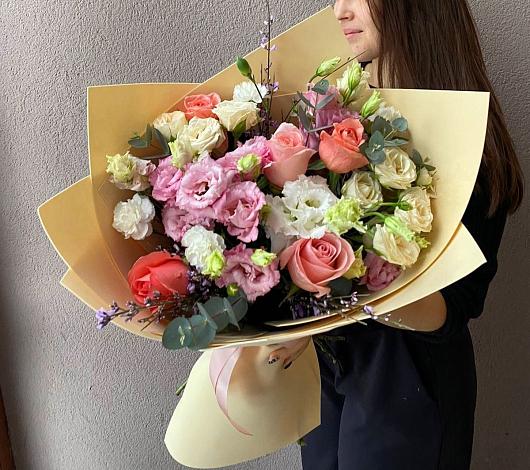 Букет цветов из: Розы, Лизиантусы и Гвоздики в Одинцово